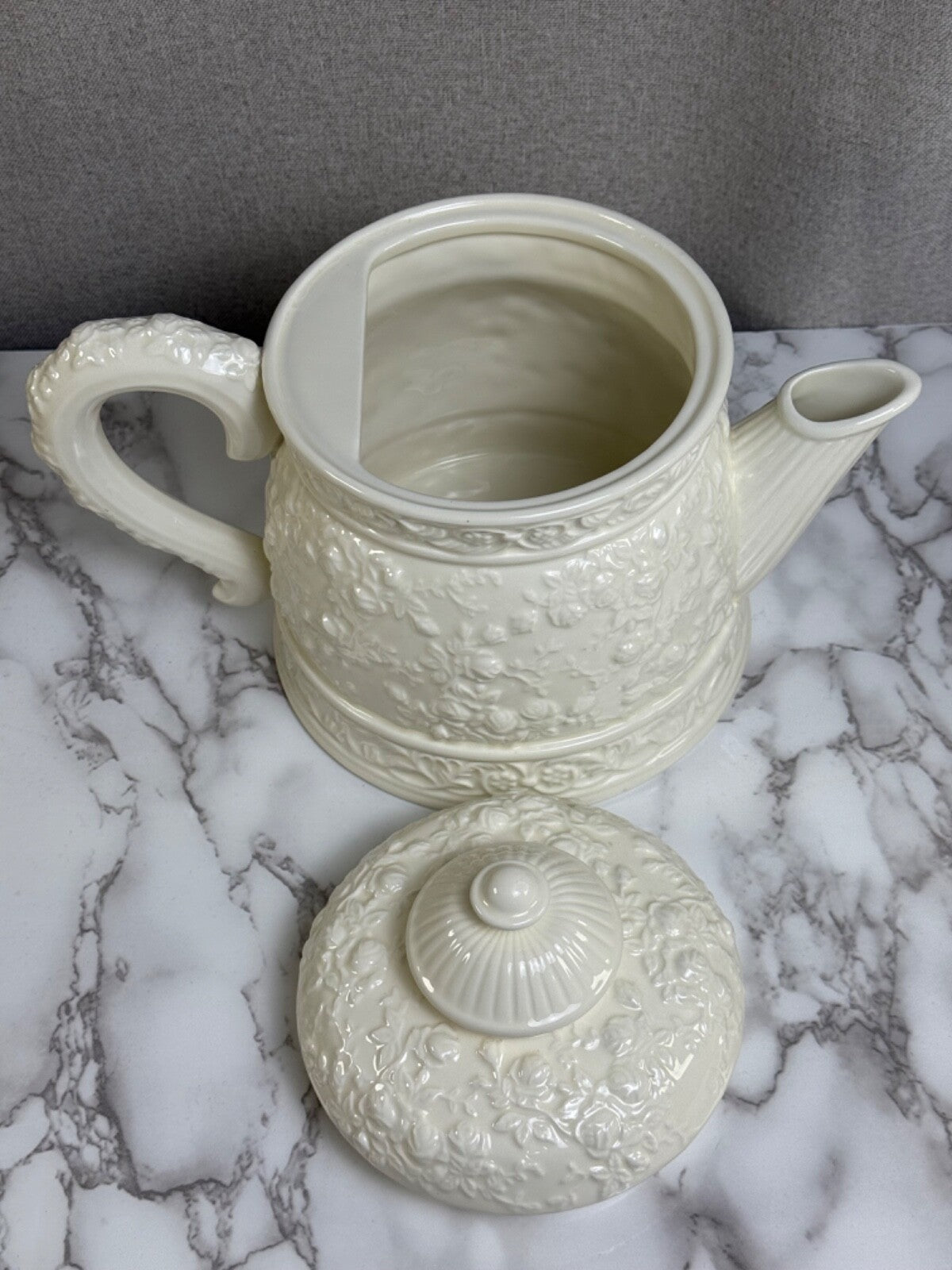 Royal Albert Old Country Roses English Buffet Collection large white teapot