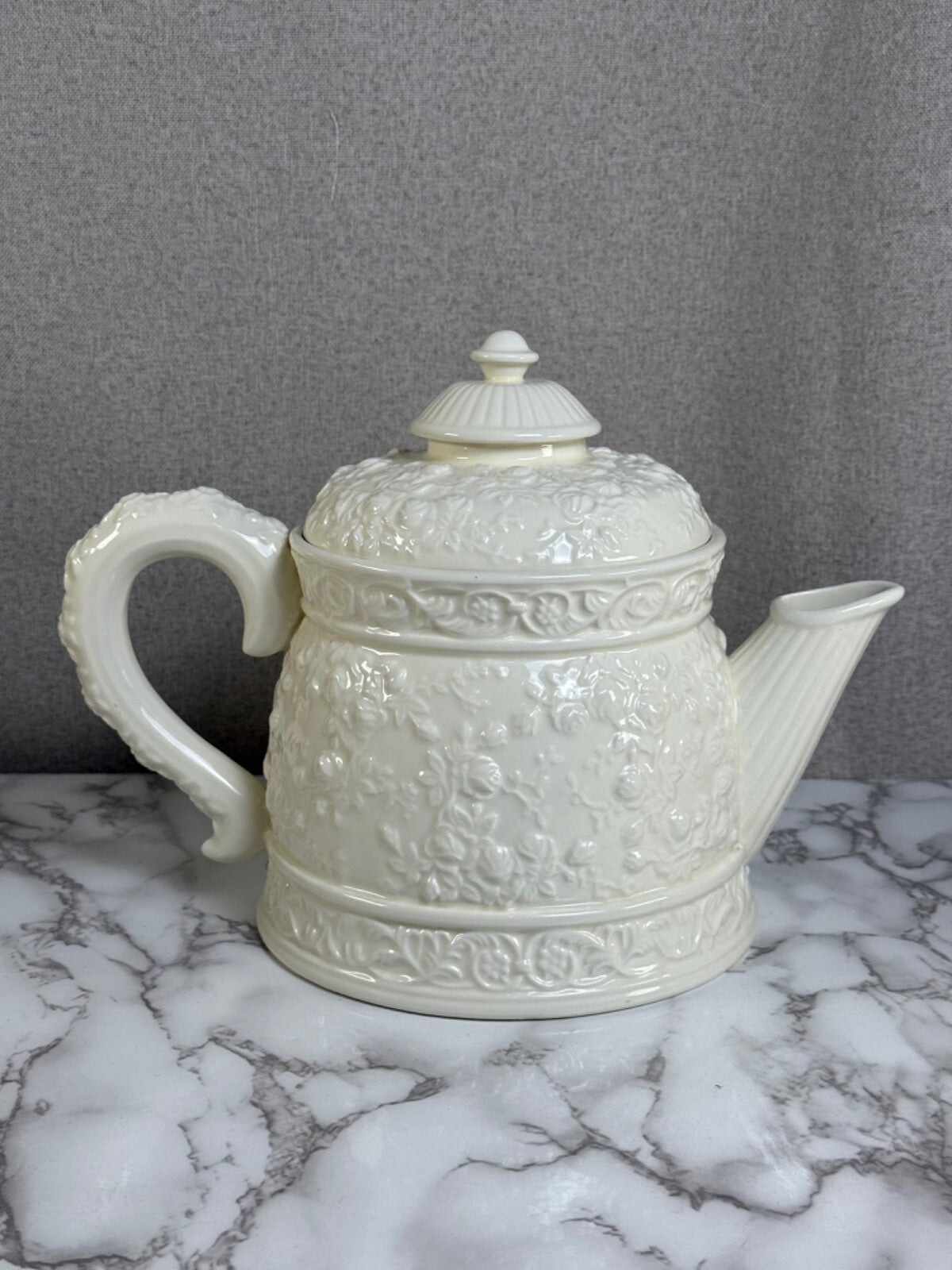 Royal Albert Old Country Roses English Buffet Collection large white teapot