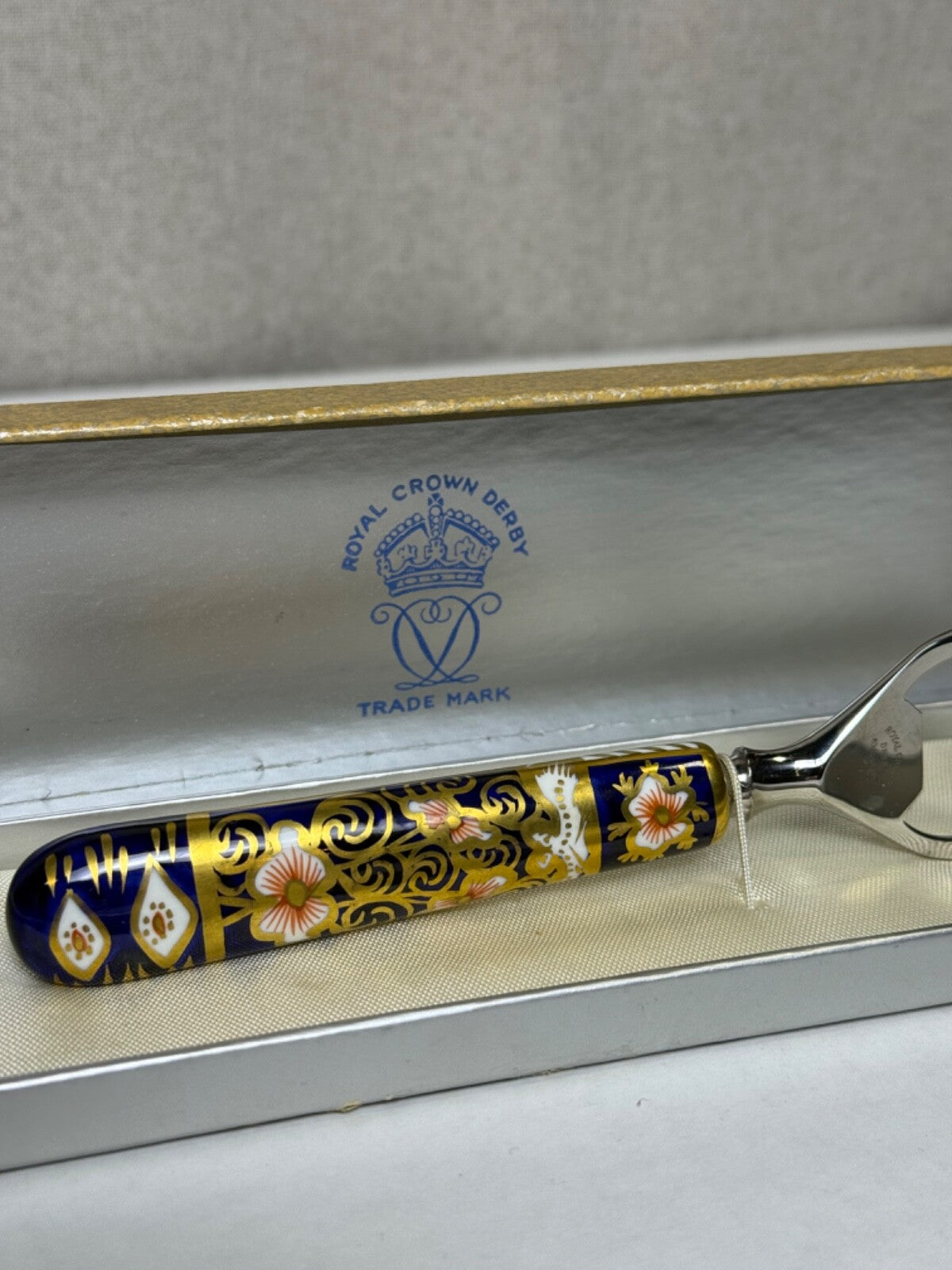 VTG ROYAL CROWN DERBY BONE CHINA TRADITIONAL IMARI PATTERN BOTTLE OPENER IN BOX