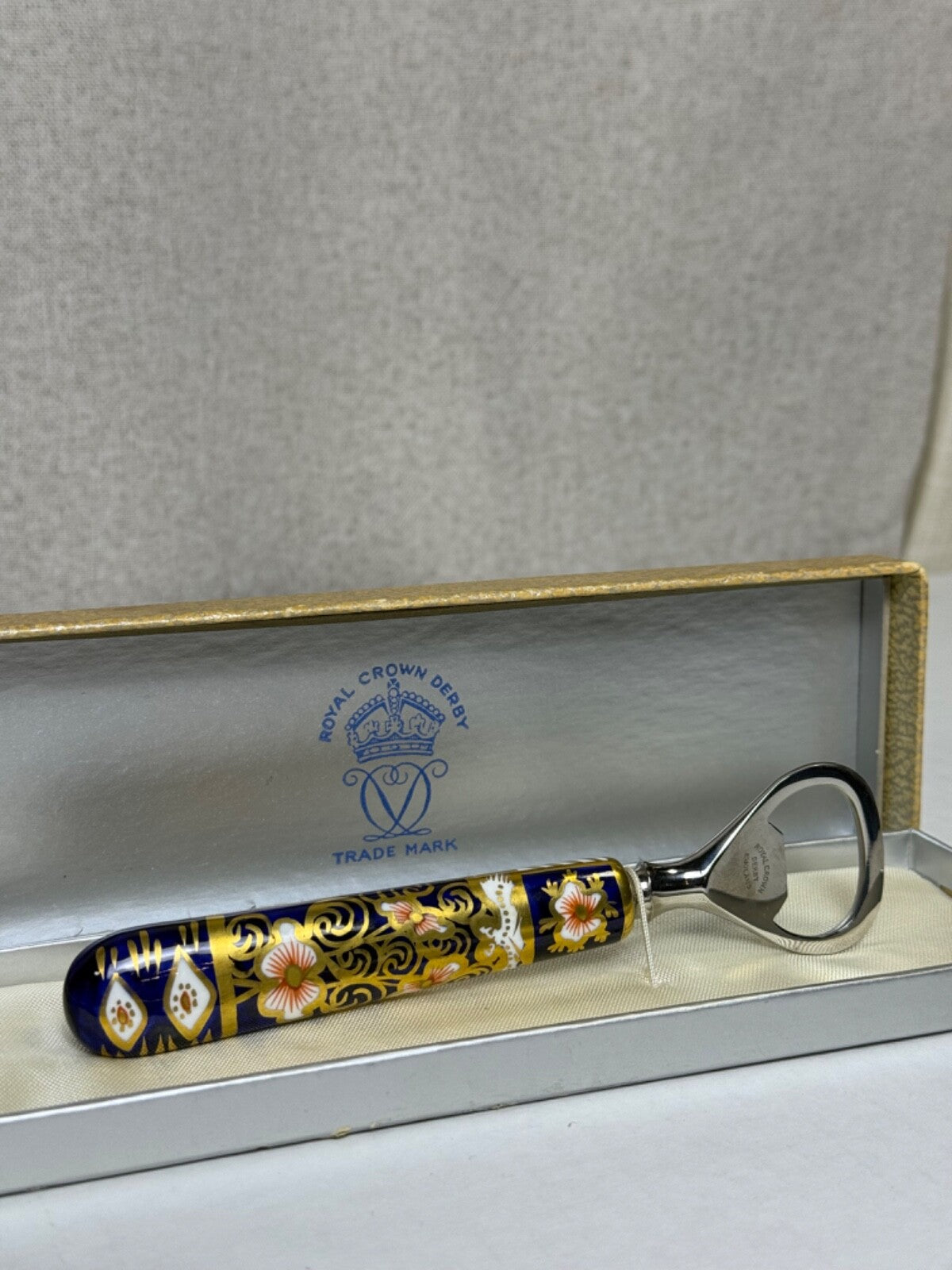 VTG ROYAL CROWN DERBY BONE CHINA TRADITIONAL IMARI PATTERN BOTTLE OPENER IN BOX
