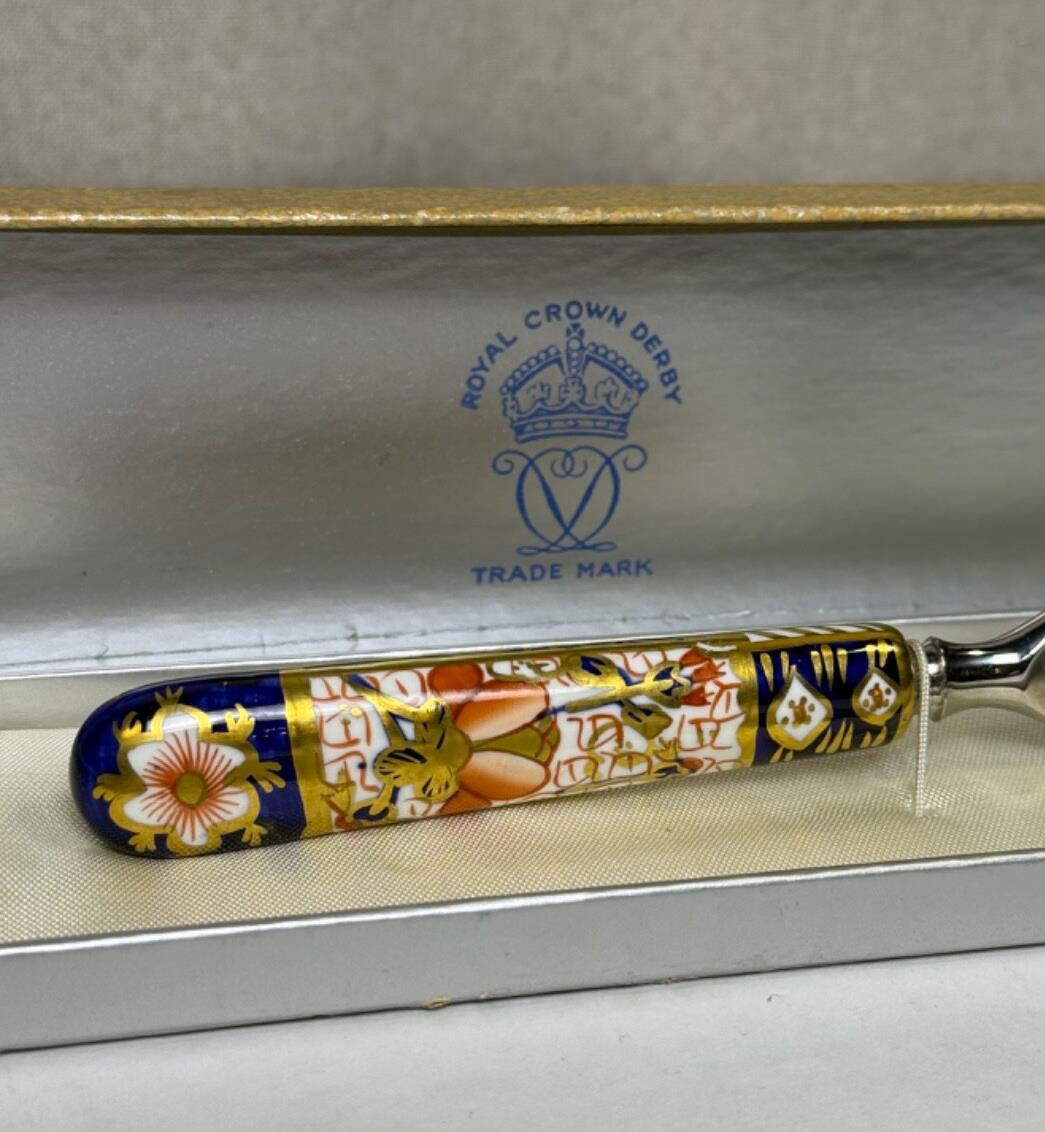 VTG ROYAL CROWN DERBY BONE CHINA TRADITIONAL IMARI PATTERN BOTTLE OPENER IN BOX