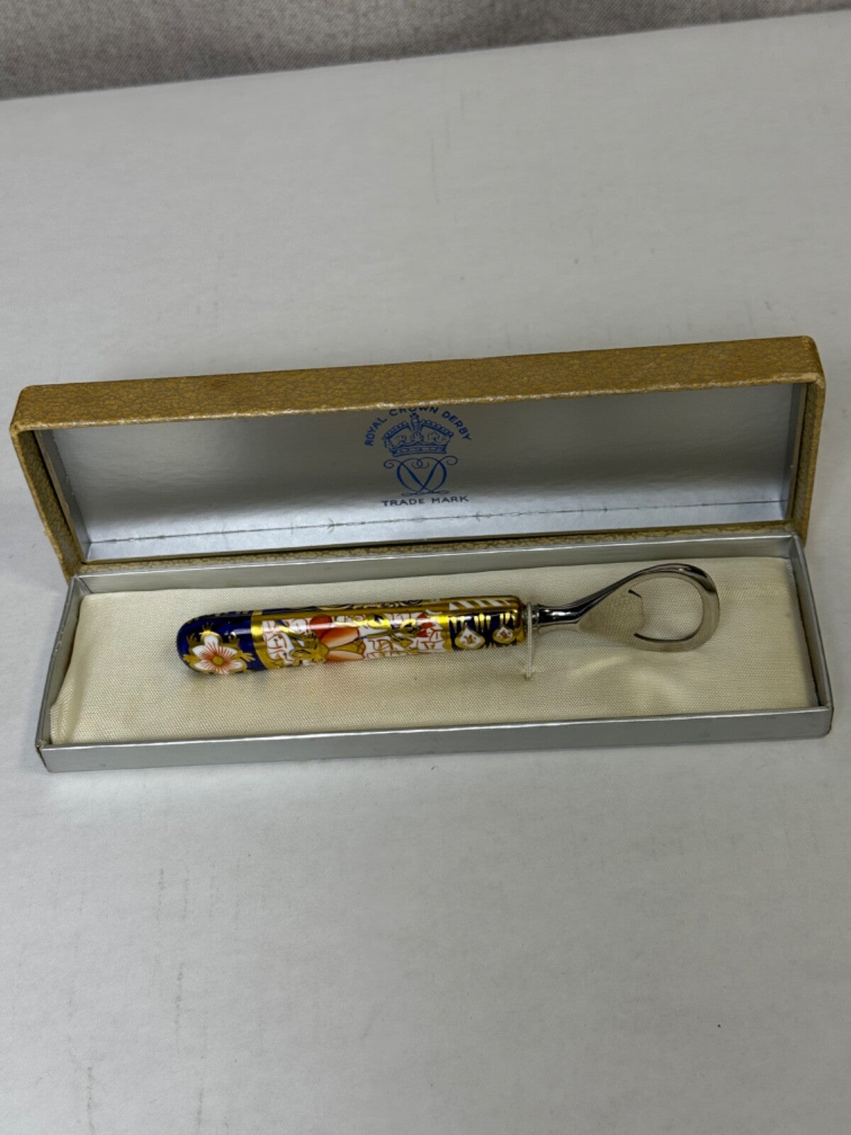 VTG ROYAL CROWN DERBY BONE CHINA TRADITIONAL IMARI PATTERN BOTTLE OPENER IN BOX