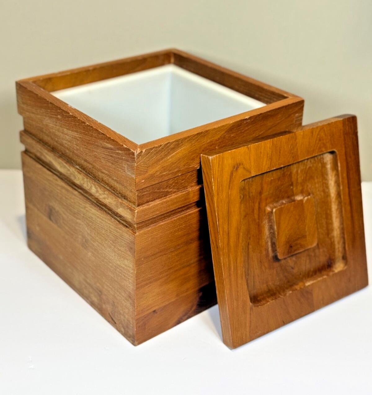 Vintage Mid Century Modern Teak Ice Bucket - Beautiful detail - Good condition
