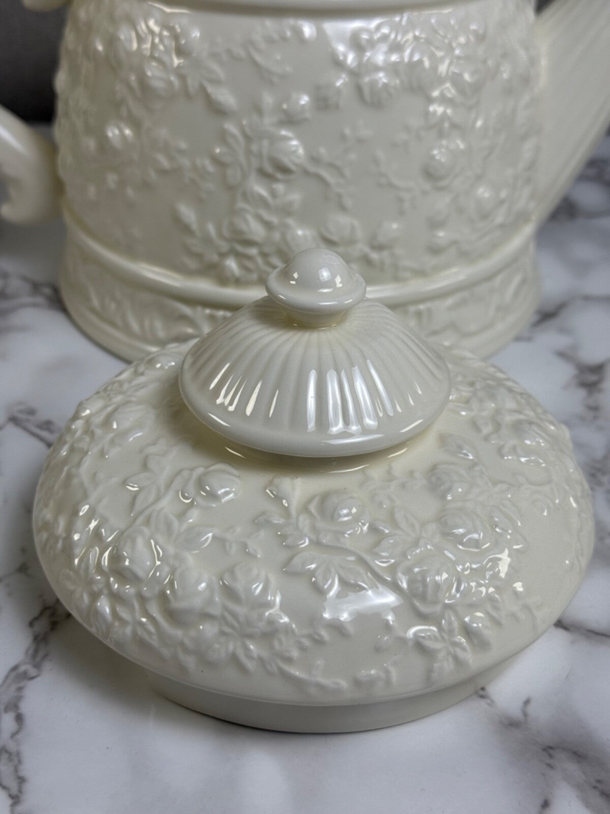 Royal Albert Old Country Roses English Buffet Collection large white teapot