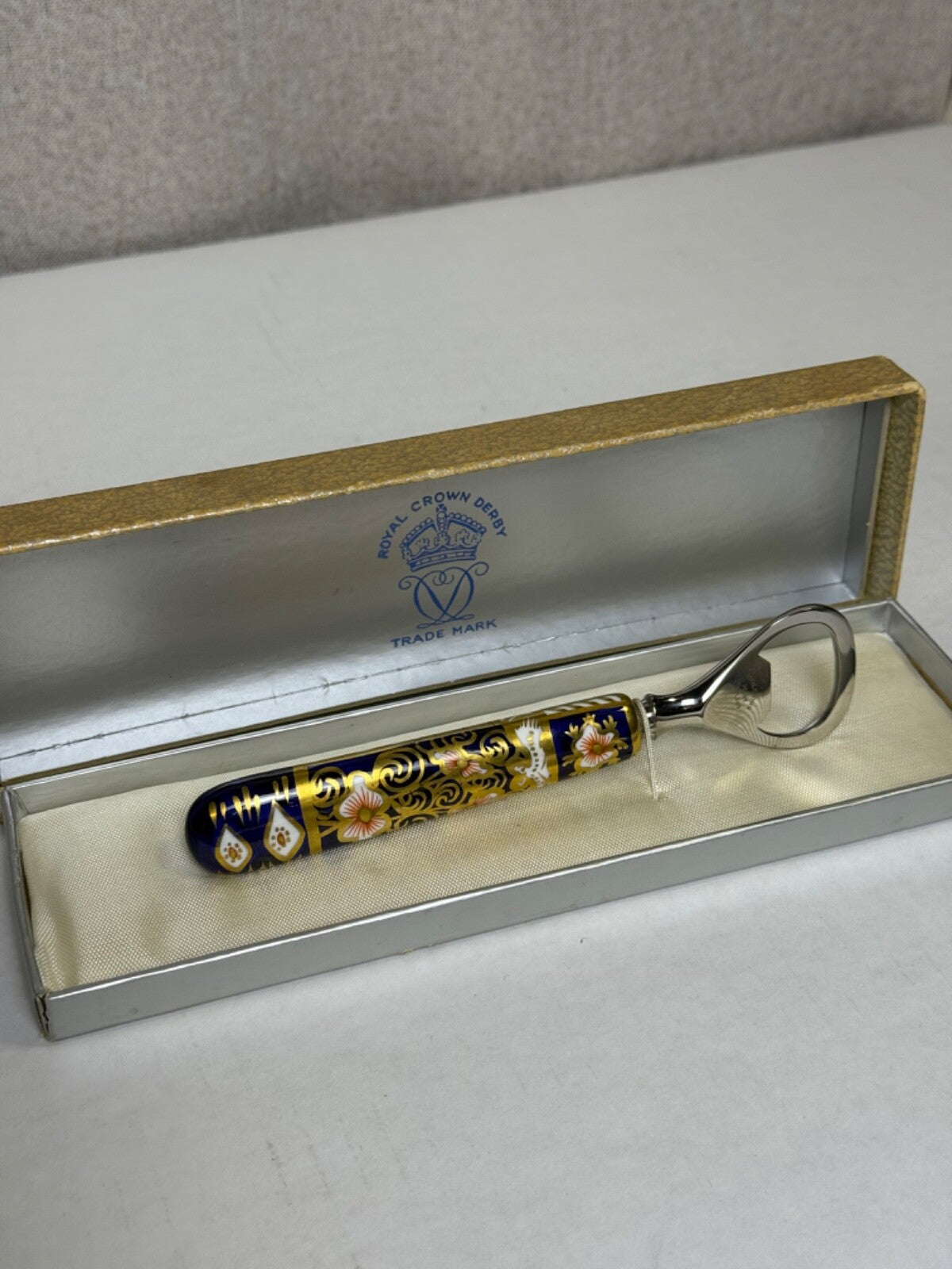 VTG ROYAL CROWN DERBY BONE CHINA TRADITIONAL IMARI PATTERN BOTTLE OPENER IN BOX